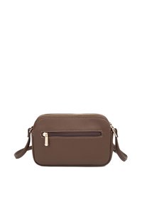Borsa a tracolla in pelle marrone con forma rettangolare, zip dorata e tasca frontale con zip. Presenta una tracolla removibile e una finitura testurizzata.