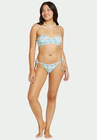 Twee-delige bikini in lichtblauw, roze en groene ruit. De bovenkant heeft dunne bandjes en een bandeau ontwerp. De onderkant heeft strikriemen aan de zijkant.