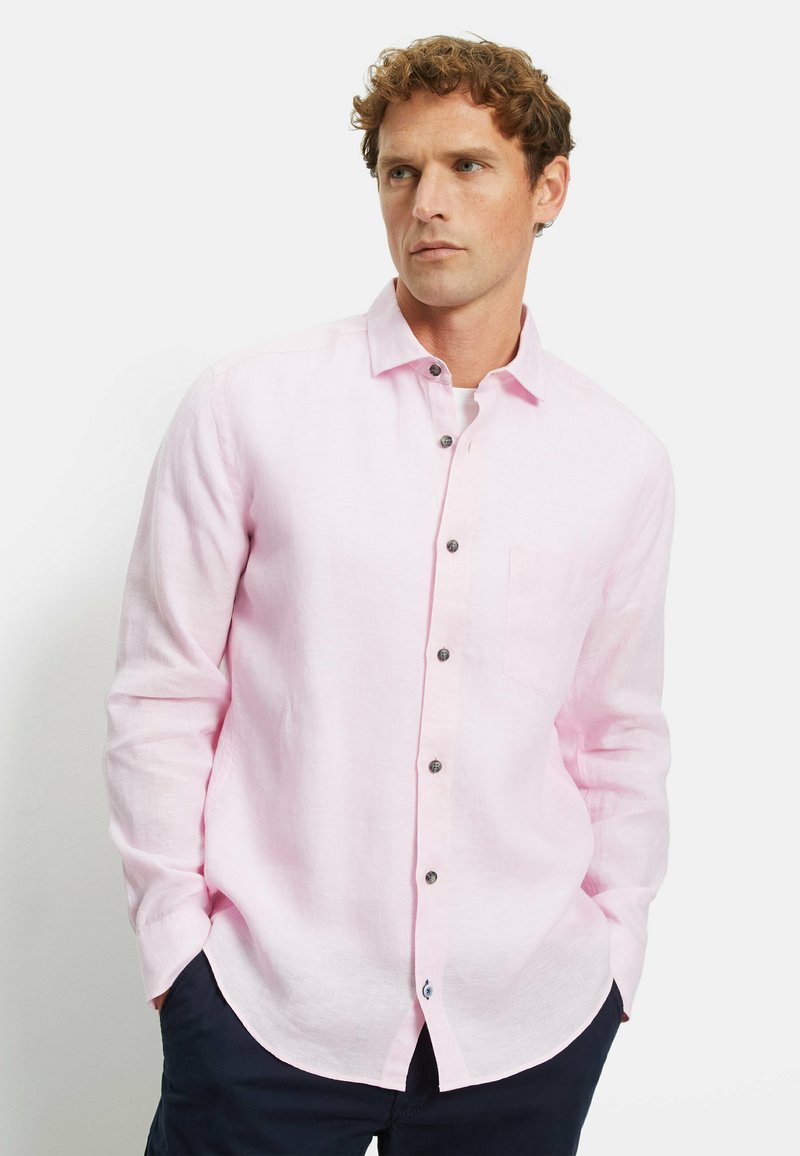 Lichtroze, lange mouwen linnen shirt met een button-down kraag, borstzak en contrasterende donkere knopen aan de voorkant.