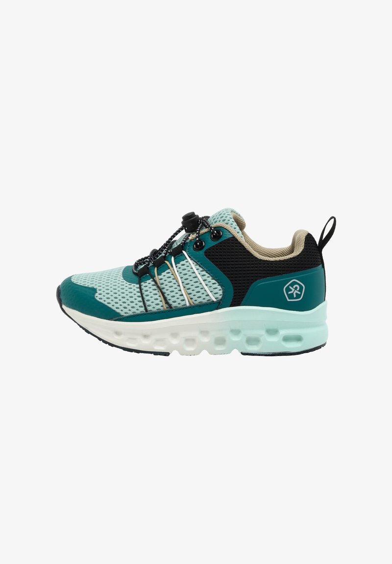 Chaussure de sport bleu sarcelle et noire avec tige en mesh respirant, lacets élastiques, col rembourré et une semelle intermédiaire blanche épaisse avec amorti à air.