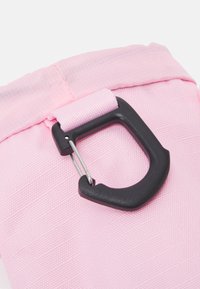 Nike Sportswear CLUB HYDRATION CARRIER UNISEX - Soma ar siksnu pāri ķermenim - med soft pink/black/white