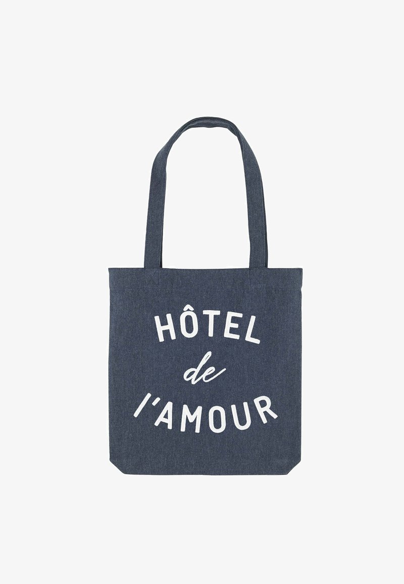 Borsa a tracolla in denim blu con testo bianco che recita "HÔTEL de l'amour", dotata di due manici resistenti e di forma rettangolare.