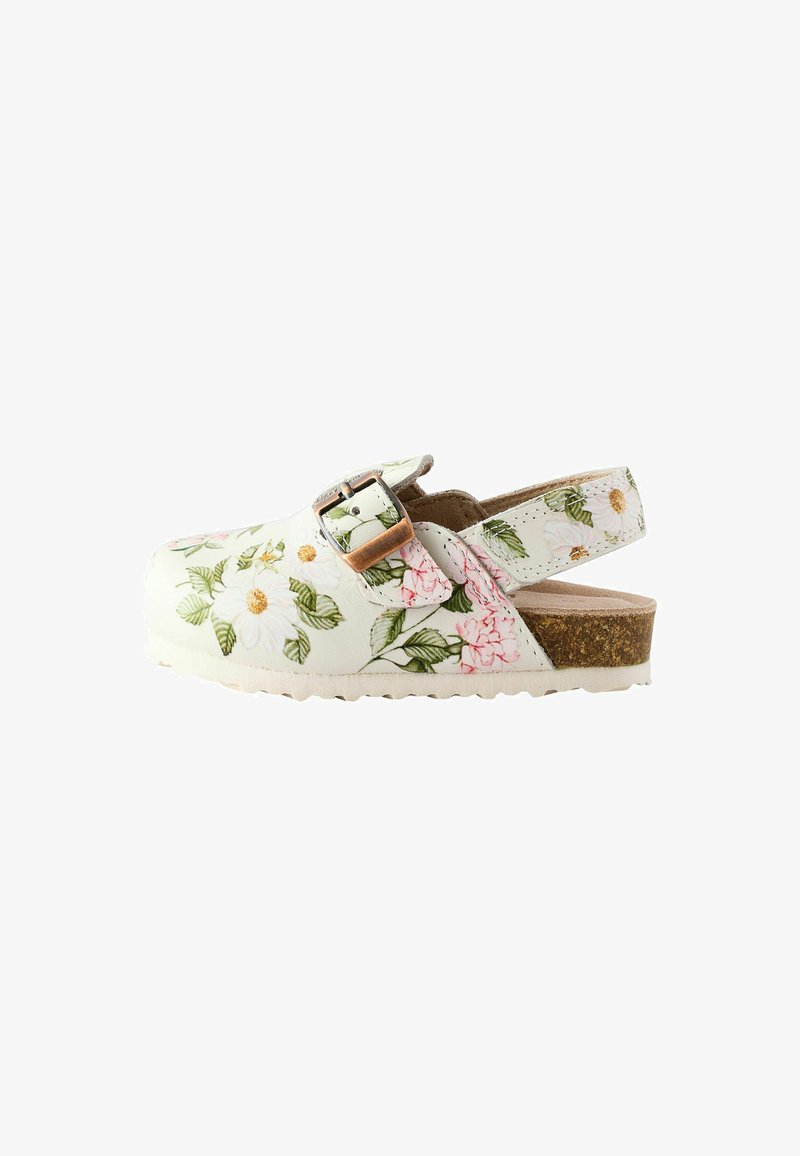 Sandale sabot florale blanche avec des feuilles vertes et des fleurs roses, dotée d’une boucle en cuivre et d’une semelle en liège avec une bride de talon réglable.