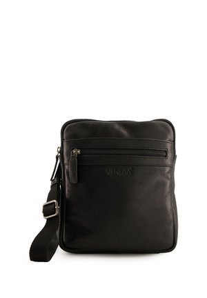 Schwarze Leder-Umhängetasche mit einer Front-Reißverschlusstasche, quadratischer Form und verstellbarem Riemen mit metallischer Schnalle. Weiche Textur und minimalistisches Design.
