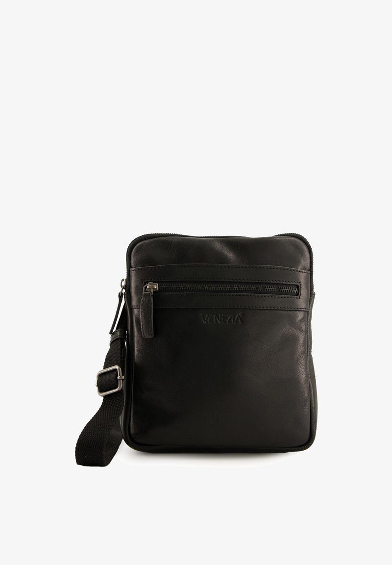 Schwarze Leder-Umhängetasche mit einer Front-Reißverschlusstasche, quadratischer Form und verstellbarem Riemen mit metallischer Schnalle. Weiche Textur und minimalistisches Design.