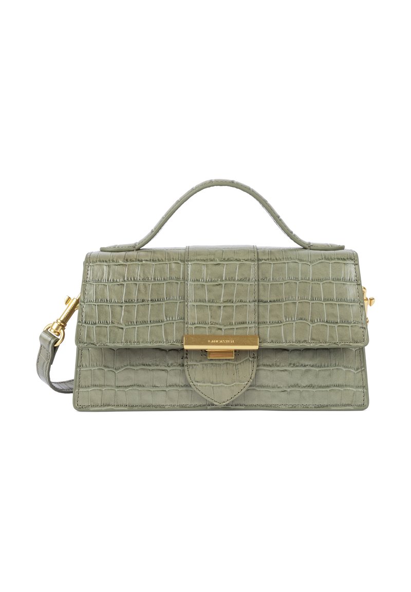 Borsa a mano in pelle sintetica verde con texture a coccodrillo, chiusura a pattina e dettagli in oro. Inclusa una tracolla regolabile.