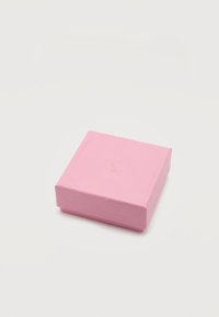 Μικρό κλειστό τετράγωνο ροζ κουτί δώρου με υφή και διακριτικό ανάγλυφο σχέδιο στο καπάκι, τοποθετημένο πάνω σε άσπρη επιφάνεια.