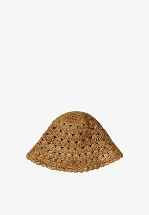 Cappello a secchiello marrone lavorato a uncinetto con motivo a trama aperta e bordo smerlato, disteso su uno sfondo bianco.