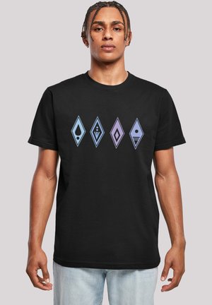 Sort bomulds-t-shirt med fem diamantformede, multicolor grafiske designs i nuancer af blå og lilla hen over brystet.