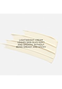 Crème légère dans une teinte beige pâle avec une texture lisse et crémeuse, étalée en quatre traits horizontaux sur un fond blanc.