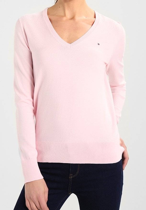 Różowy sweter z dekoltem w serek wykonany z lekkiej dzianiny, z długimi rękawami i prążkowanym dołem. Małe logo na piersi.