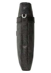 Sort tekstureret læder clutch taske med en slank form, der har et sølv D-ring hardware og et sort bånd omkring midten.