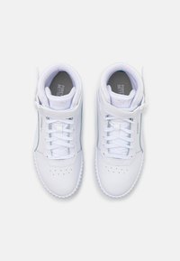 Witte hoge sneakers van glad leer met platte veters, geperforeerde neus en contrasterende accenten, met een logo op de tong.