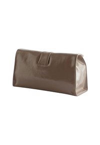 Rechteckige, glänzende taupefarbene Clutch-Tasche mit einem Frontklappenverschluss und dreieckigen Seitenpanelen, auf einem weißen Hintergrund präsentiert.