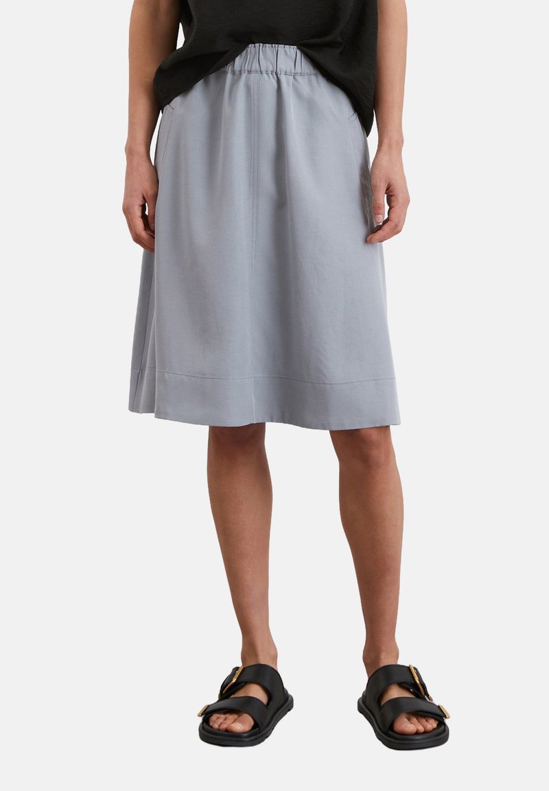 Jupe gris clair, longueur genou, avec une taille élastique et une coupe lâche. Fabriquée en tissu doux avec une texture uni et des coutures minimales.