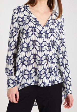Bluzka z długim rękawem w kolorze granatowym i białym, z kwiatowym wzorem, dekoltem w serek i luźnym krojem, wykonana z lekkiego materiału.