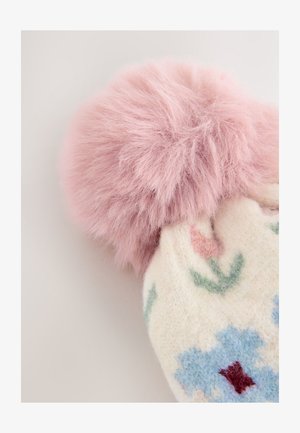 Gebreide muts met een zachte, gestructureerde crèmekleurige basis met bloemenpatronen in blauw, groen en roze, afgewerkt met een pluizige roze pompon.
