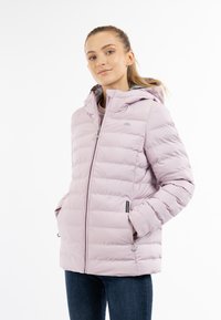 Giacca puffa viola chiaro con cappuccio, chiusura frontale con zip e polsini elasticizzati. Presenta due tasche laterali e un logo sul petto. Texture liscia.