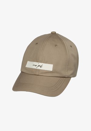 Beige katoenen honkbalpet met een gebogen klep en een wit rechthoekig patchje met zwarte cursieve tekst op het voorpaneel.