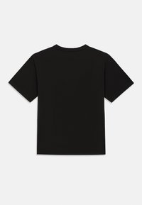 Μαυρο κοντομάνικο μπλουζάκι με στρογγυλή λαιμόκοψη, με απαλή, βαμβακερή υφή και απλό, μινιμαλιστικό σχέδιο.