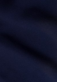 Tissu en satin bleu marine avec une texture lisse et brillante, affichant une subtile réflexion de la lumière et une coloration uniforme sur toute la surface.