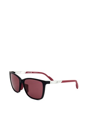 Occhiali da sole neri con lenti rettangolari color granata, aste rosse e dettagli argentati sulle aste, mostrati su sfondo bianco.