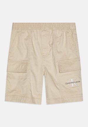 Beżowe bawełniane szorty bojówki z elastycznym pasem, kieszeniami z przodu i po bokach oraz logo Calvin Klein Jeans wyszywanym na lewej nogawce.