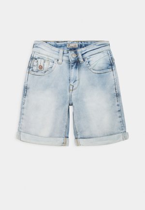 Hellblaue Denim-Shorts mit Umschlag, vorderem Knopf, Gürtelschlaufen und Fünf-Taschen-Design, flach auf weißem Hintergrund ausgelegt.