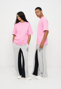 Ikke valgt, light blue/grey/pink 