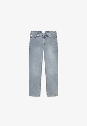 Jeans de denim azul claro com corte reto, design de cinco bolsos, fecho com botão, desbotamento subtil e detalhes em costura ao longo dos bolsos.