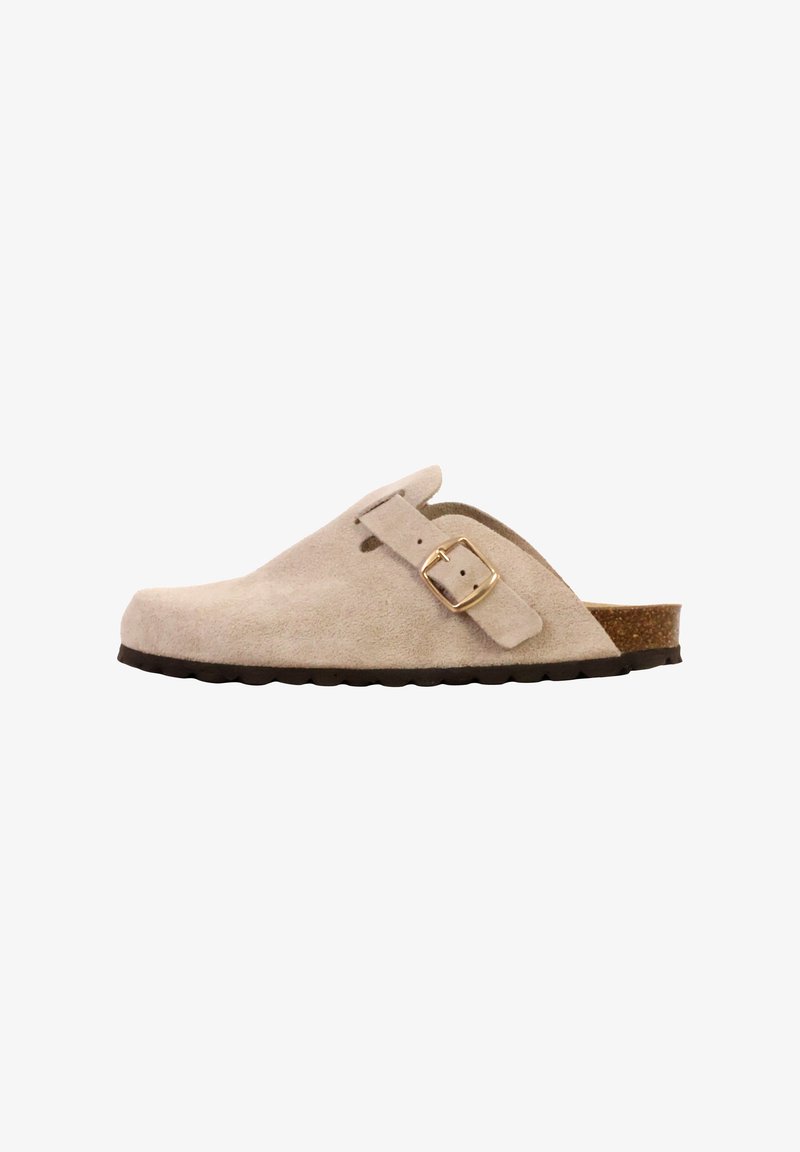 Sabot beige en daim à enfiler avec bride réglable à boucle dorée et semelle intérieure en liège profilée, doté d'une semelle noire texturée.