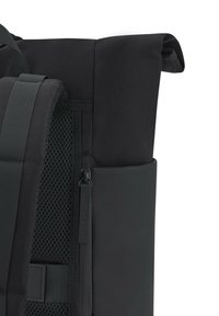 Svart rullup ryggsäck med texturerad tyg, meshnätremmar, en sidoficka med dragkedja och justerbara remmar, som har en minimalistisk design.