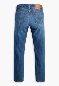 Vaqueros de mezclilla azul con corte recto, que cuentan con un parche de cuero en la cintura y dos bolsillos traseros con detalles de costura.