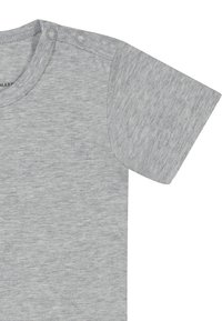 Grå kortærmet t-shirt lavet af blødt, melerede stof, med trykknapper på skulderen for nem påklædning.