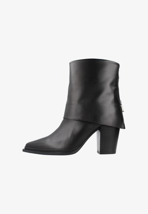 Botín de cuero negro hasta el tobillo con un diseño elegante, que presenta un puño doblado, punta afilada y un tacón apilado para un aspecto moderno.