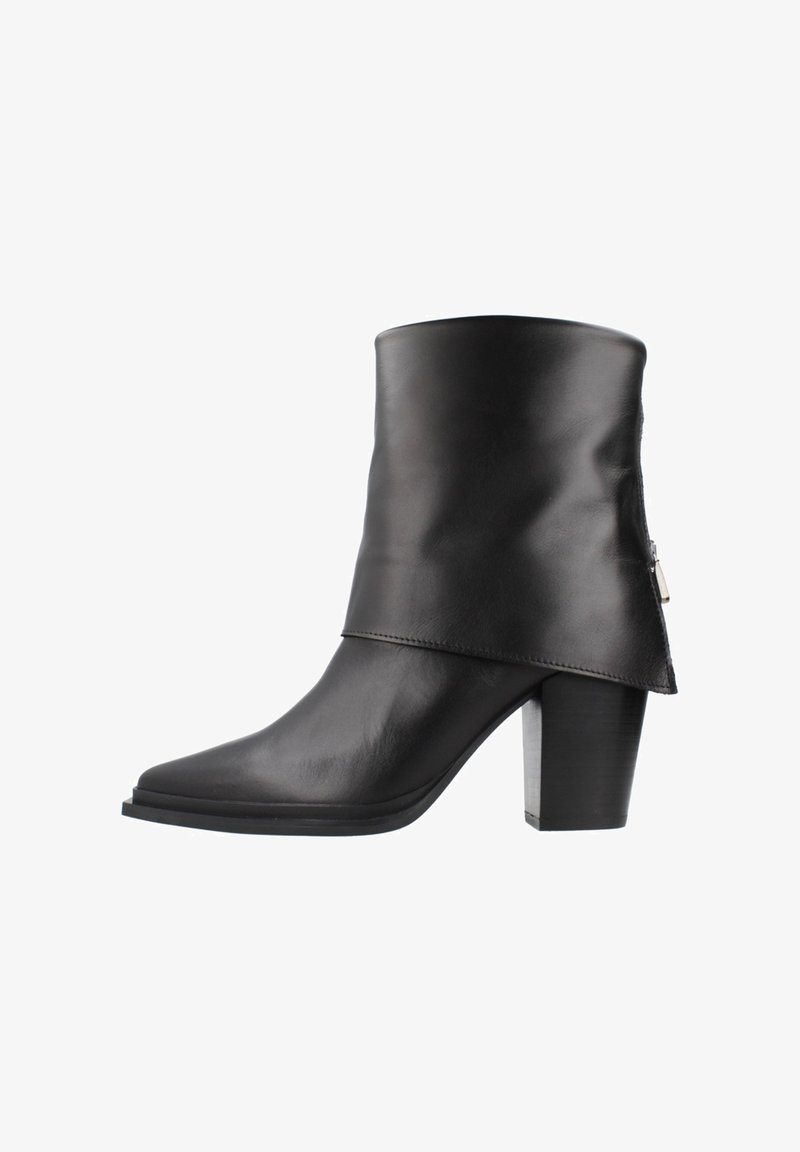 Botín de cuero negro hasta el tobillo con un diseño elegante, que presenta un puño doblado, punta afilada y un tacón apilado para un aspecto moderno.