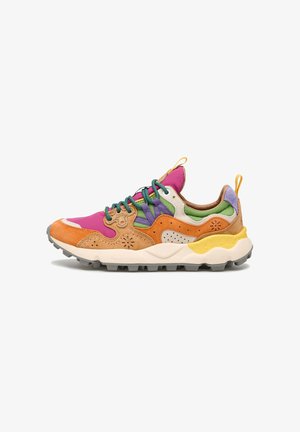 Multifarvede sneakers med pink, orange og grøn ruskind og netmaterialer, med en tyk hvid sål og tekstureret grå gummisål.