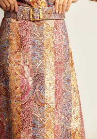 Gonna colorata a fantasia con design paisley in tonalità di rosa, blu e oro, dotata di una cintura larga coordinata e tessuto testurizzato.