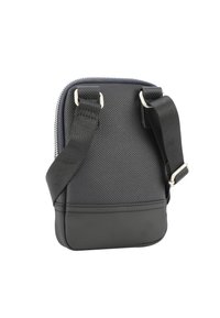 Borsa in tessuto nero con texture, fondo liscio, chiusura a zip e tracolla regolabile. Dotata di dettagli in metallo. Design compatto.