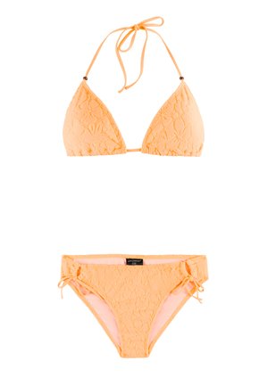 Ensemble bikini texturé pêche-orange avec motif floral, haut à nouer autour du cou et bas taille basse à nouer sur les côtés.