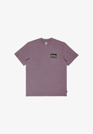 Paarse T-shirt met korte mouwen en ronde hals, voorzien van een kleine rechthoekige afbeelding met gestileerde bergen en de tekst "Billabong" op de linkerborst.