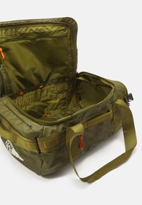 The North Face BASE CAMP VOYAGER DUFFEL 42L UNISEX - Holdall - forest olive/desert rust/white dune