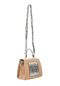 Beige håndtaske med slangeprintdetalje, gyldent hardware, dobbelt bærerelationer og tekstureret justerbar strop. Struktureret form med glat overflade.