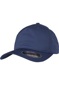 Berretto da baseball blu navy con visiera curva, realizzato in tessuto liscio. Presenta un adesivo del logo Flexfit sulla visiera. Cuciture decorative sulla corona.