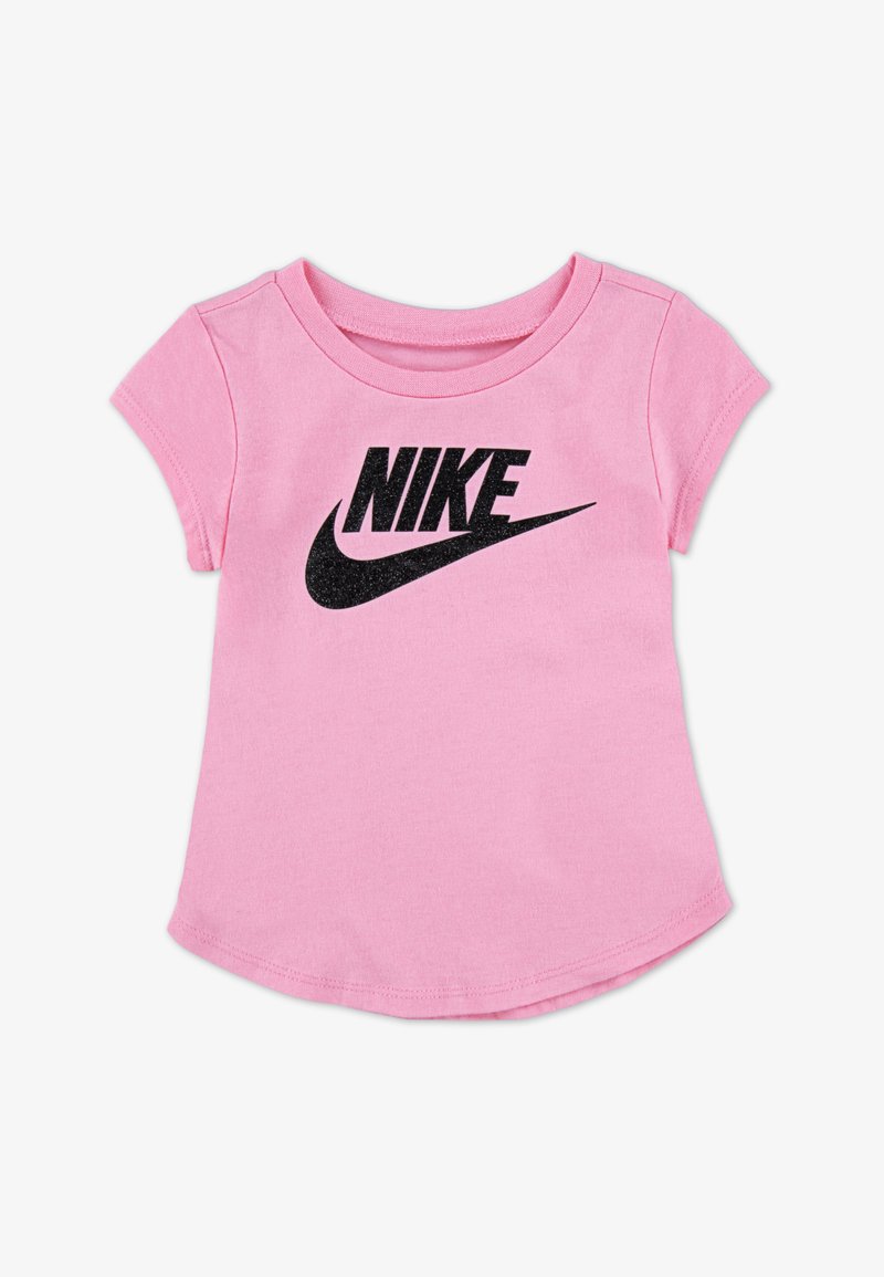 Camiseta rosa de manga corta hecha de algodón suave, con un destacado logo negro de Nike y un dobladillo curvado para un ajuste relajado.