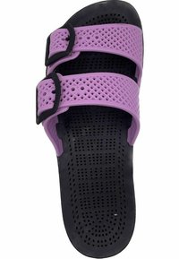 Infradito viola in gomma con due cinturini regolabili e una suola nera con texture. Presenta un design perforato per la ventilazione.