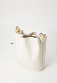 Borsa a secchiello bianca in pelle con superficie texturizzata, doppi accenti in metallo dorato e chiusura con coulisse. Parte superiore angolare con bordi arrotondati.
