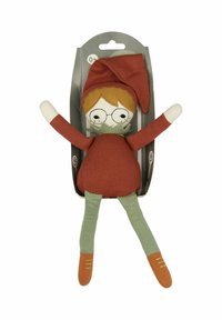 La poupée en tissu doux porte un chapeau marron, un haut orange et des jambes vertes. Les détails remarquables comprennent des lunettes rondes, un visage souriant et des chaussures de couleurs contrastées.