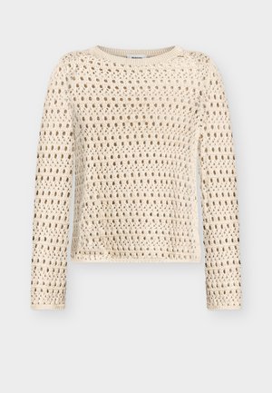 Kremo spalvos, ilgomis rankovėmis, ažūrinė megzta palaidinė su apvalia iškirpte, pateikta ant paprasto šviesaus fono.