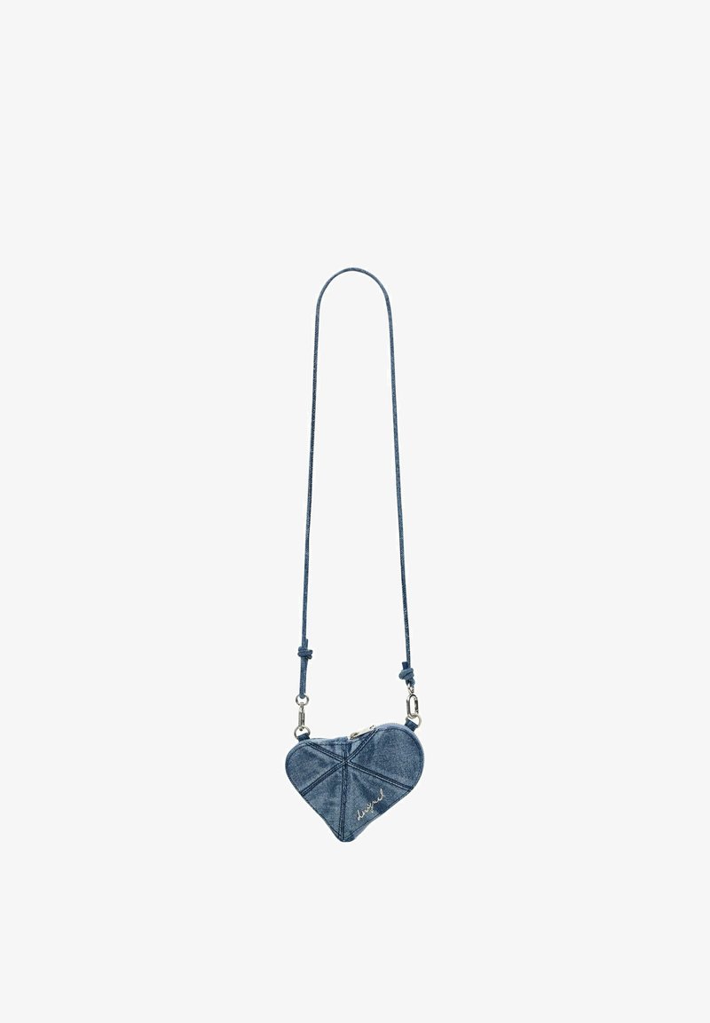 Sac bandoulière en forme de cœur en denim avec fermeture éclair, sangle réglable et détails métalliques argentés. Présente des coutures décoratives et une texture lisse.